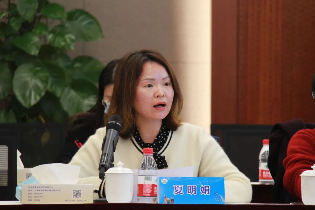 区政协委员夏明娟建议针对养老护理人员的匮乏,工作标准不统一,收入与