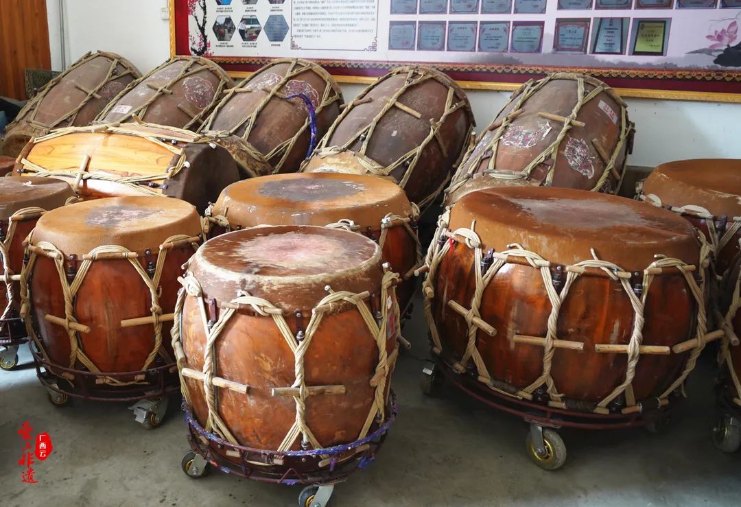 除了主角鼓,还有配角锣和钹,鼓声洪亮,浑圆,厚重,锣和钹声音清脆响亮