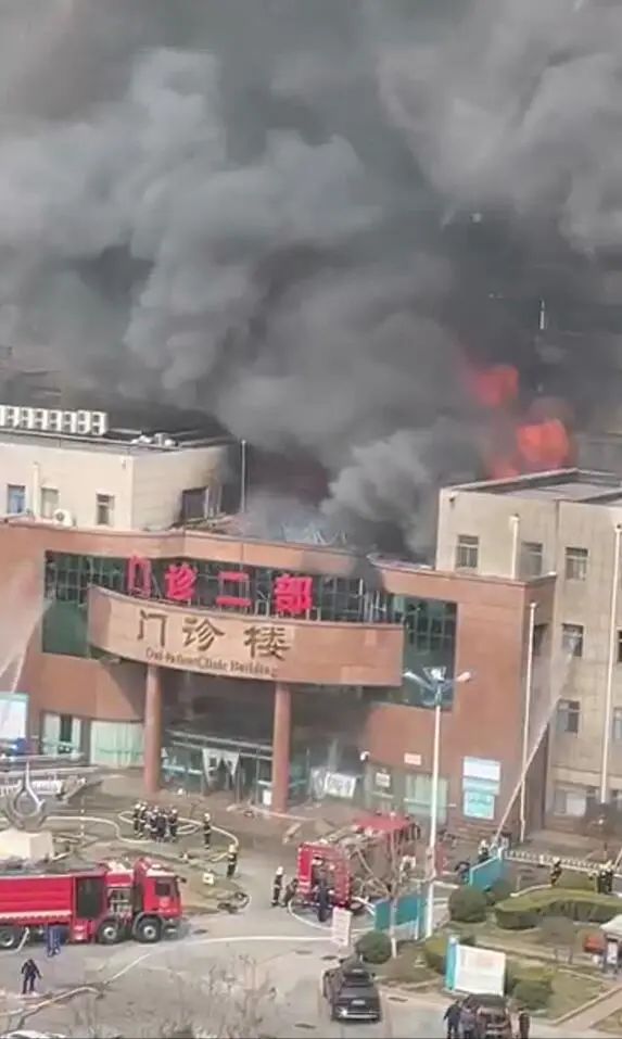 突发一医院门诊楼发生火灾