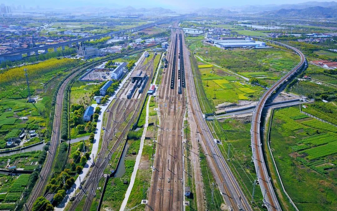 合福高铁旁匡河美景 任新志潘集站附近铁路线 凌飞寿县站附近铁路线