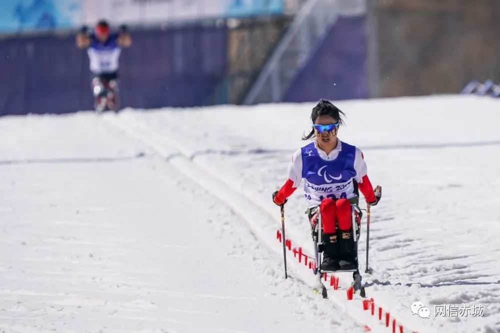 3月12日,北京2022年冬殘奧會越野滑雪女子中距離坐姿組比賽在張家口