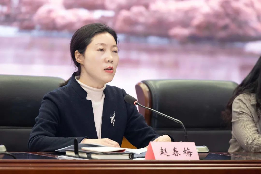 区委副书记赵春梅讲话"最美家庭"代表吴霄霄分享了爱国爱党的家风故事