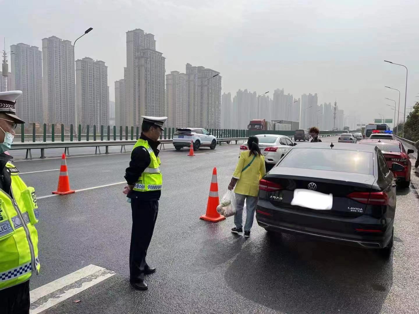 武汉交警连查两起驾驶证暂扣期间仍驾驶机动车的违法行为