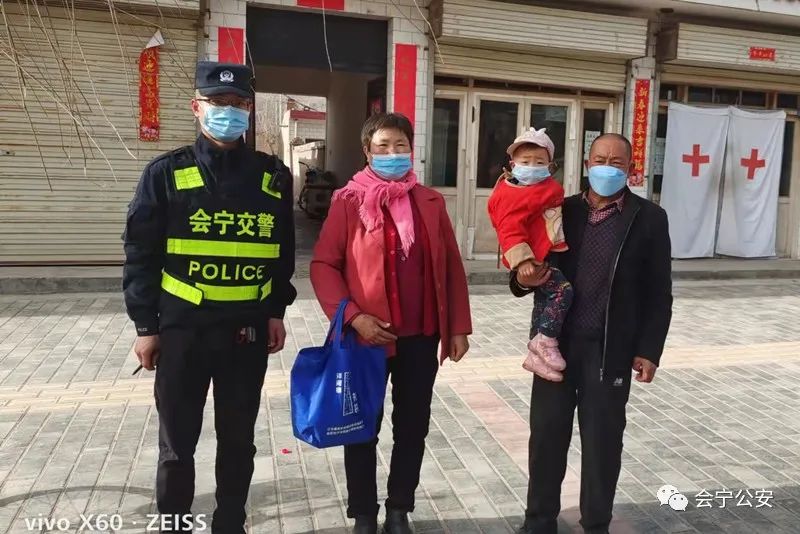战疫有温度┃杨集派出所及时送生病儿童就诊