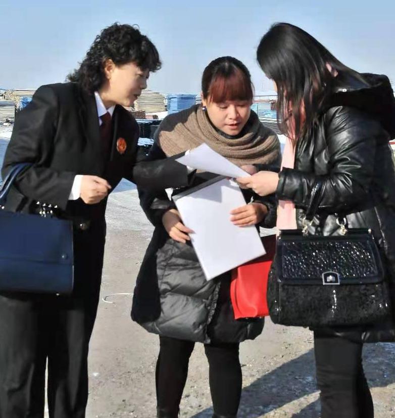 赵瑞琴(左一)深入企业调研付出总有回报.