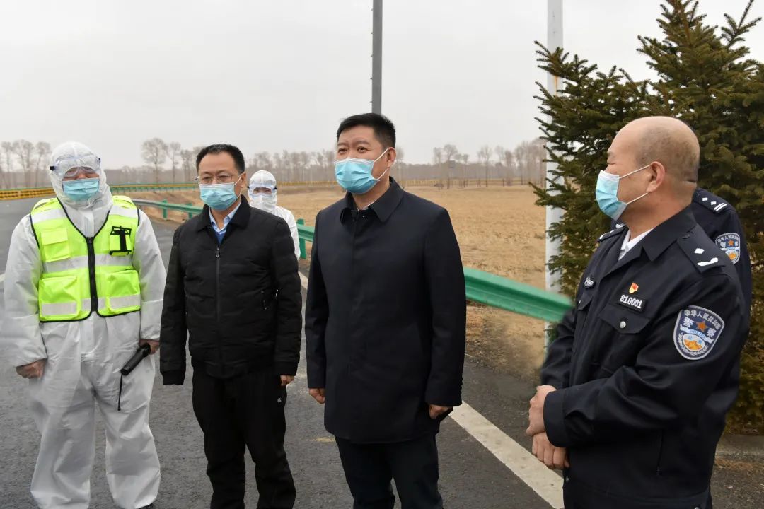 陈锋同志到疫情防控服务站调研指导工作看望慰问一线疫情防控工作人员