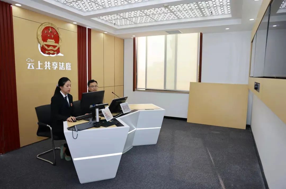 "近日,渝北法院"云上共享法庭"里,民二庭副庭长张雪竹敲响法槌,公开