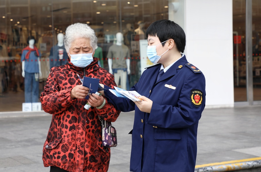 宣傳人員現場開展普法宣傳,以《貴州省藥品監督管理局