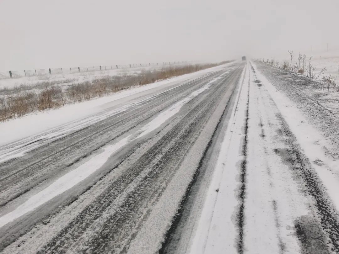 西乌旗3月15日路况辖区部分路段路面积雪伴有风吹雪能见度低