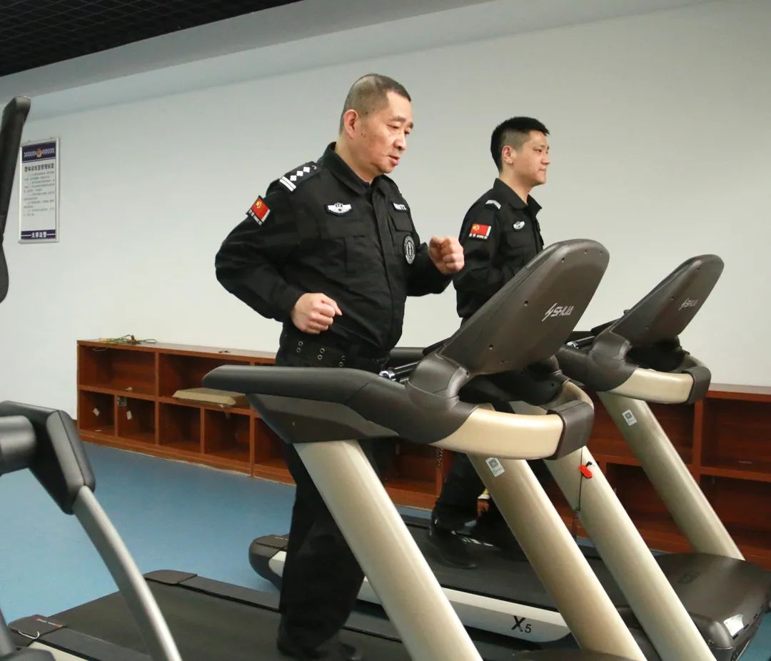 健身房体能训练擒敌拳训练训练场上,简少凡副院长亲自监督,以确保高