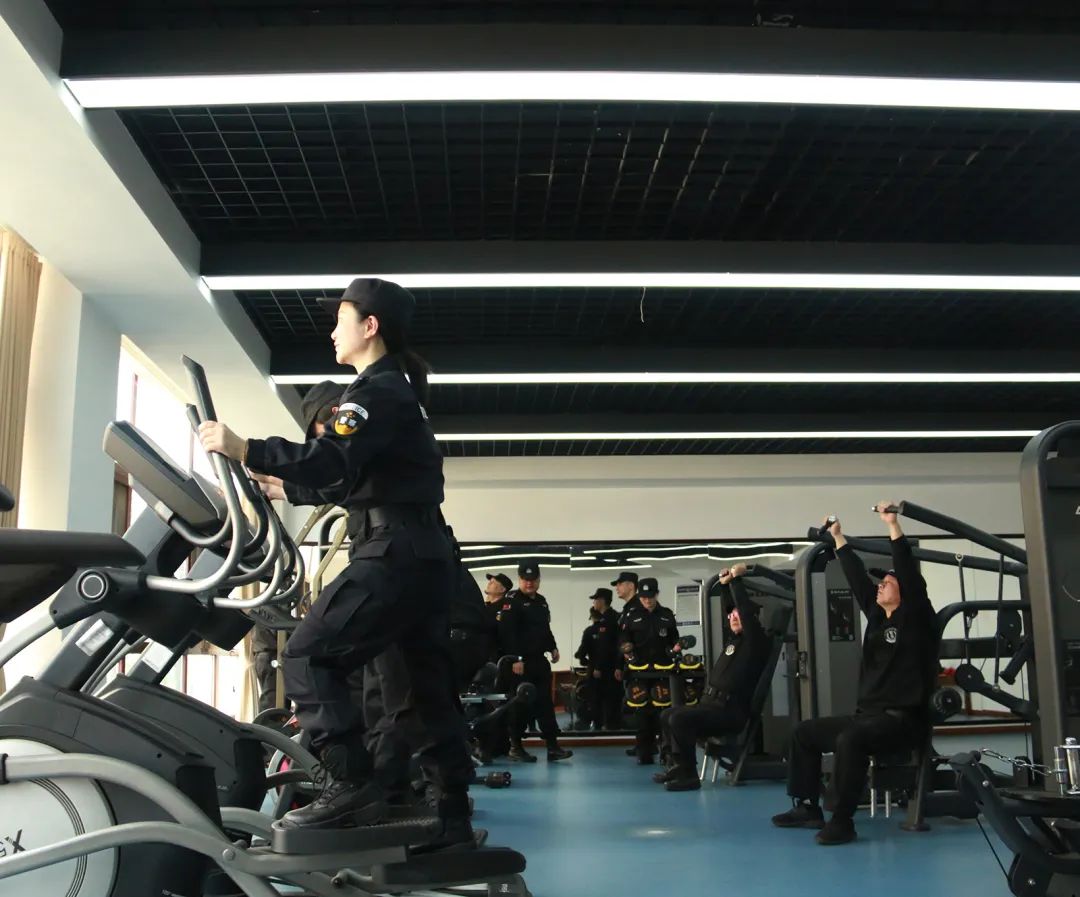 健身房体能训练擒敌拳训练训练场上,简少凡副院长亲自监督,以确保高