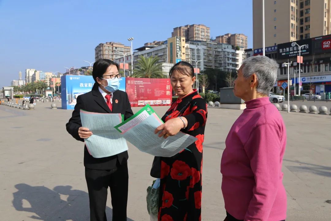 15法治宣傳沃爾瑪廣場,鳳凰社區等榮縣法院前往了3月15日為正確審理