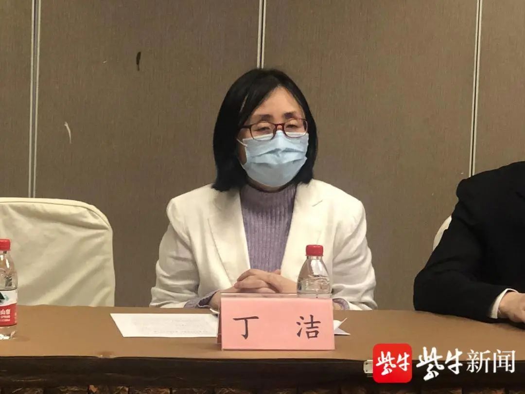 图 南京市疾控中心副主任丁洁丁洁介绍,目前国内外新冠疫情流行都是以