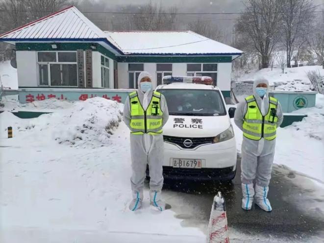 疫情当前警察不退雪中战疫风雪中的最亮警色