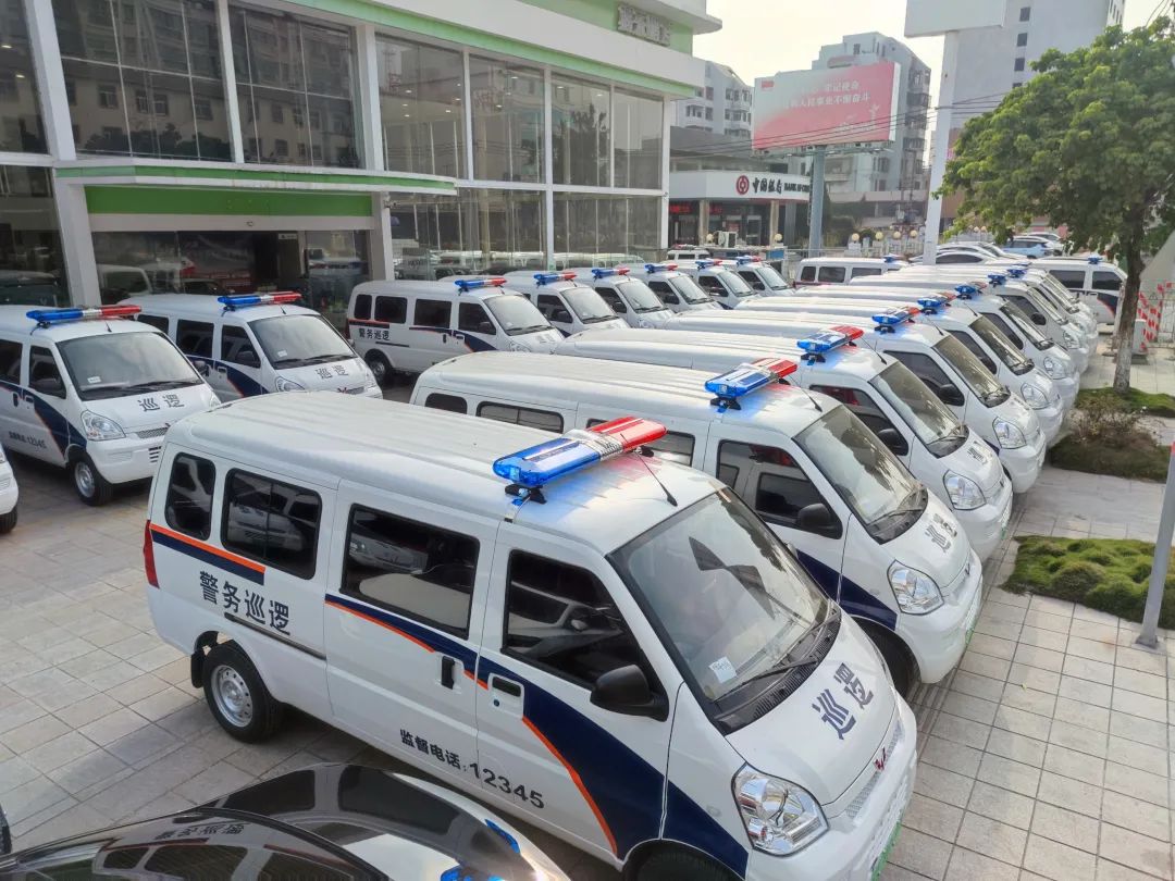 100多辆发往广东揭阳五菱荣光ev晋升警务车