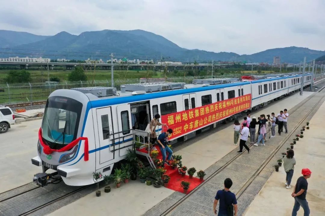 蓝天白云与大海福州地铁6号线全线试运行