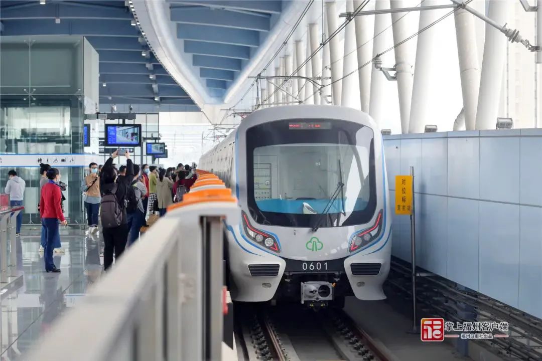 蓝天白云与大海福州地铁6号线全线试运行