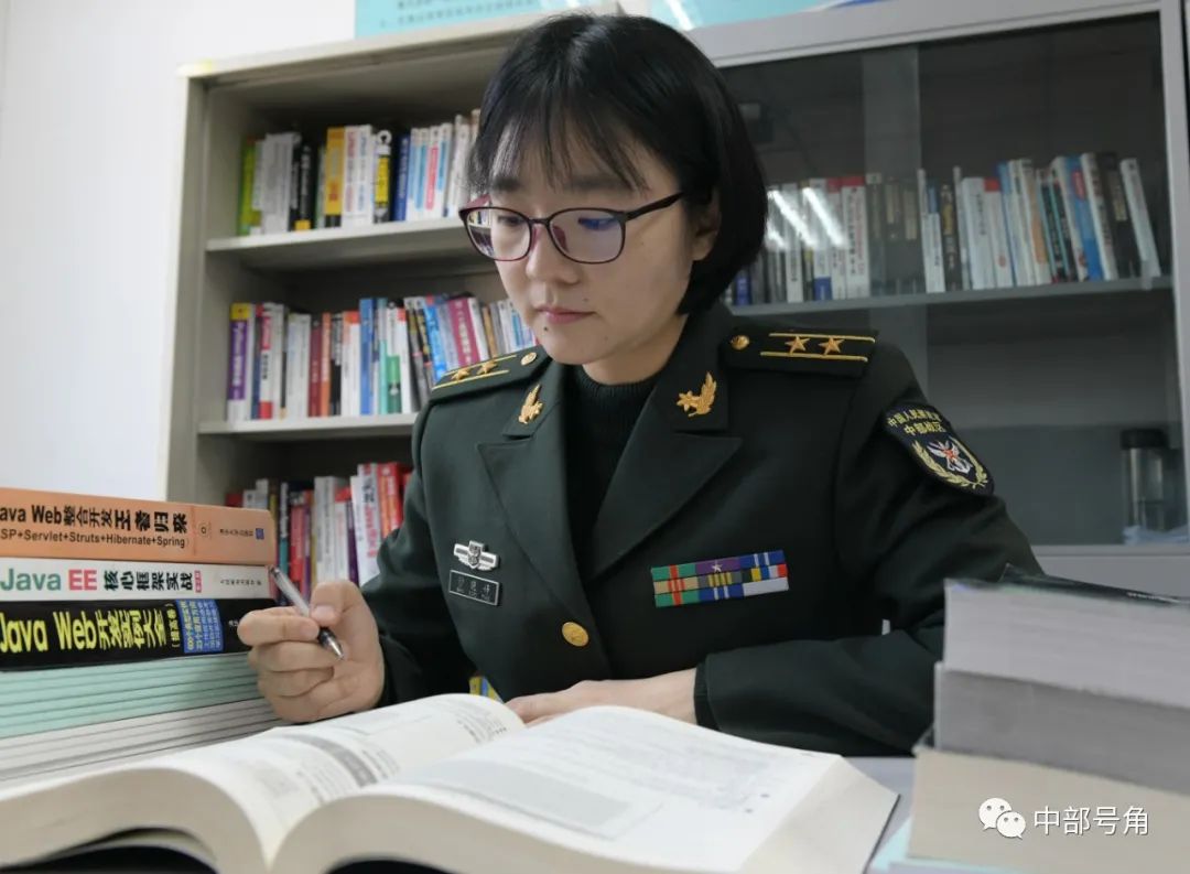 入伍14年当高工这个女中校不简单