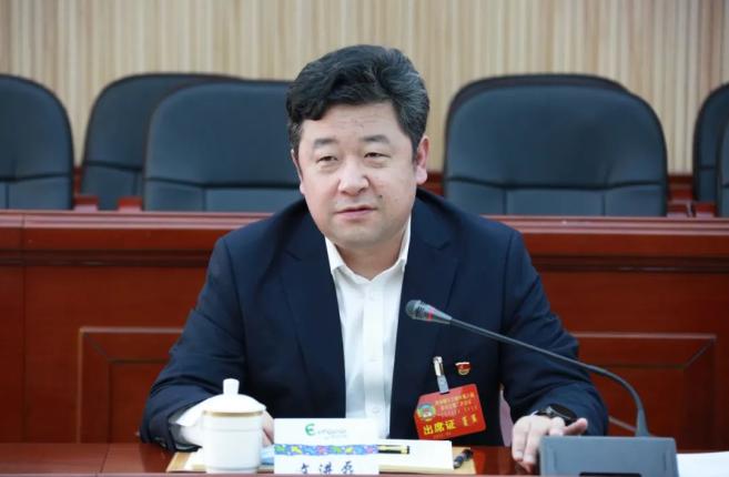 聚焦两会文进磊耿浩参加政协额尔古纳市第六届委员会第二次会议分组