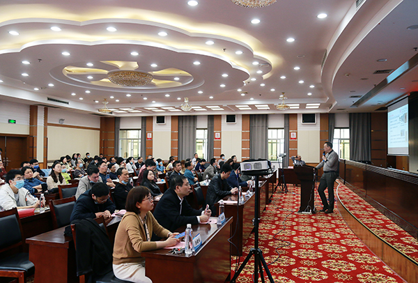 人民医院肺病(呼吸病学)专业以及内科领域各科医师共90人参加研讨会