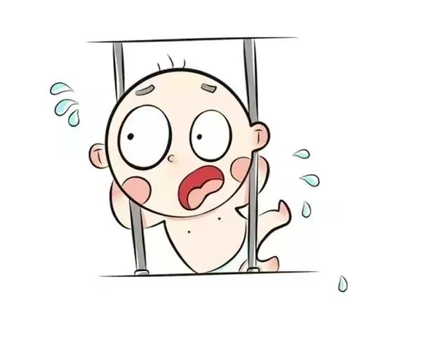 熊孩子被卡铁门蓝朋友暖心救援