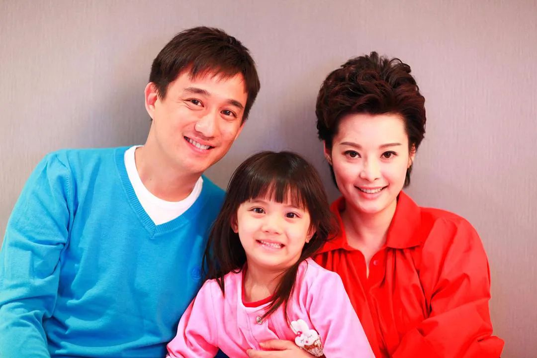 2015年,宋佳和44岁的黄磊搭档演出电视剧《嘿!老头》