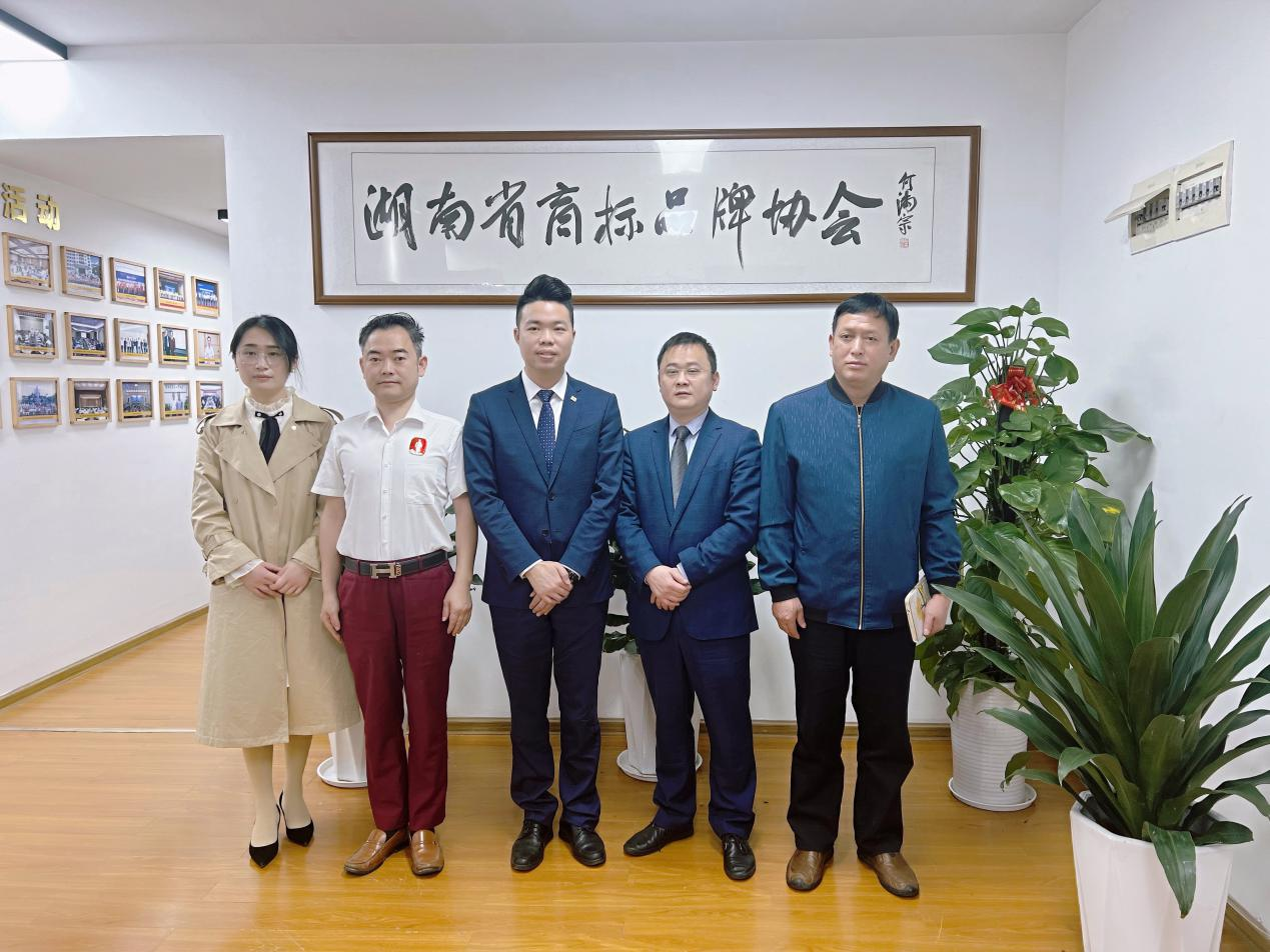 朱增辉会长(中)与梅任重董事长(右一)等合影留念