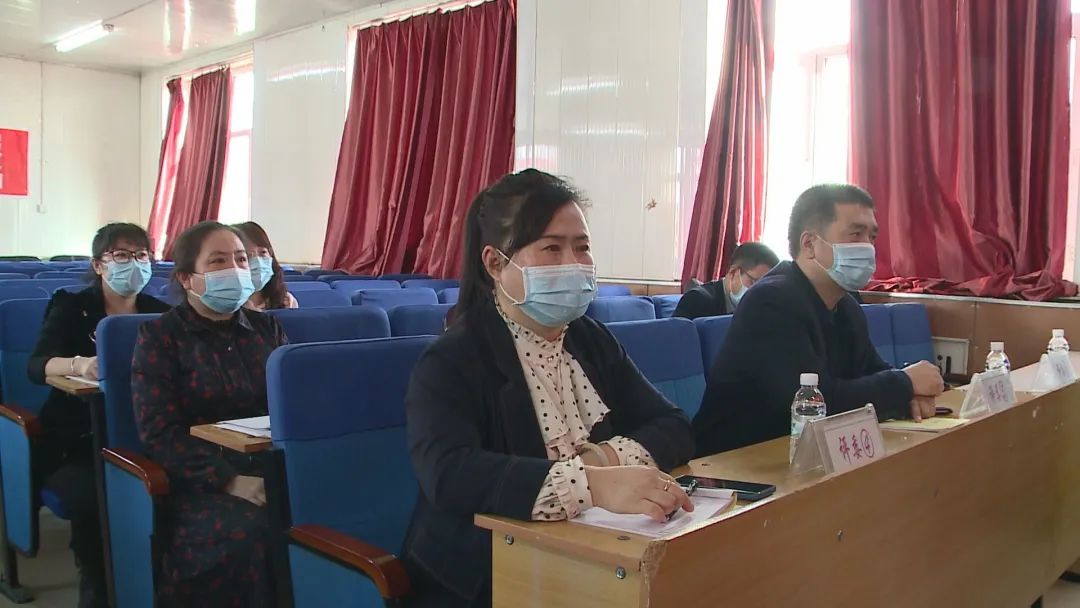讷河三中英语教师尹玲芝表示,感谢市教育局,教师进修学校搭建的比赛