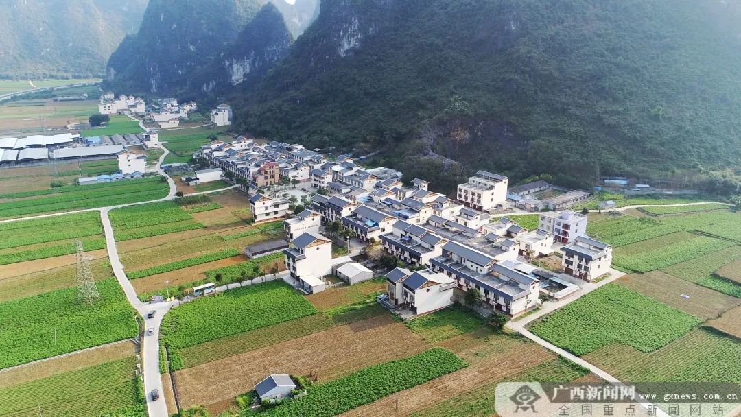 采风团来到开国少将覃国翰的故乡——大化瑶族自治县古河乡丹桂村