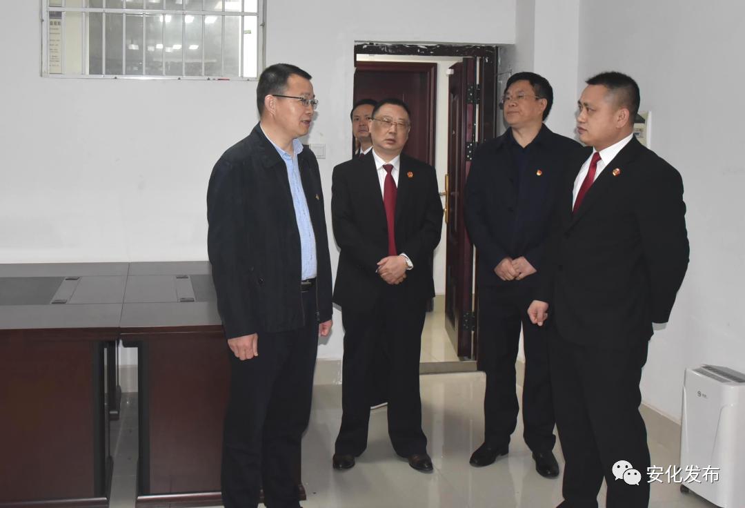 石录明调研政法工作