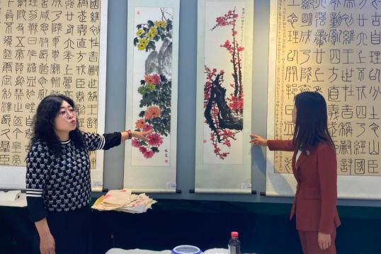 陈玉芬听涛轩艺术中心校长参观女性书画作品展来到听涛轩妇女之家市