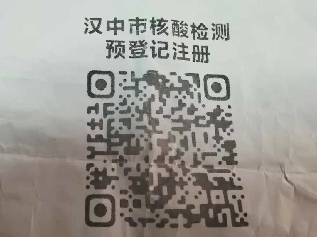 在核酸检测等待的过程中要佩戴好口罩;与人保持1米以上的距离;做完