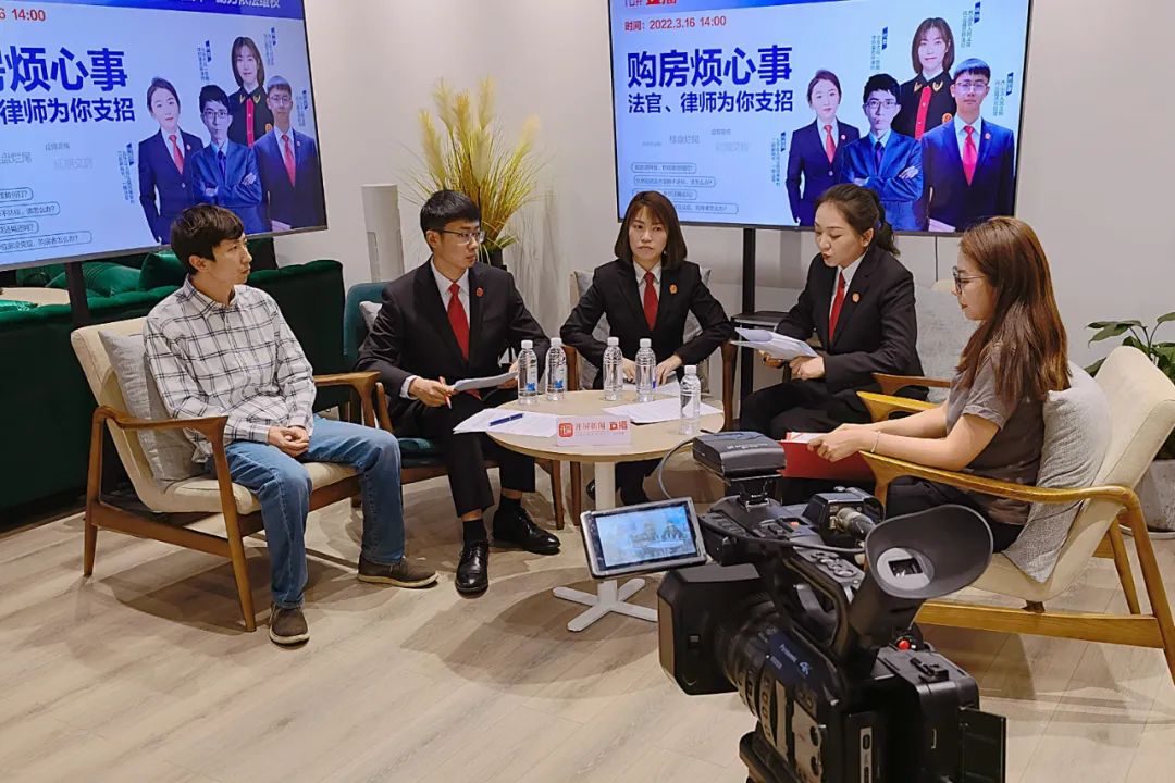审判第三庭一级法官姚琳,法官助理苏炳豪做客春城晚报开屏新闻直播间