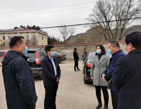 平邑县法院党组书记院长邱金山深入包保小区和第一书记派驻村检查指导