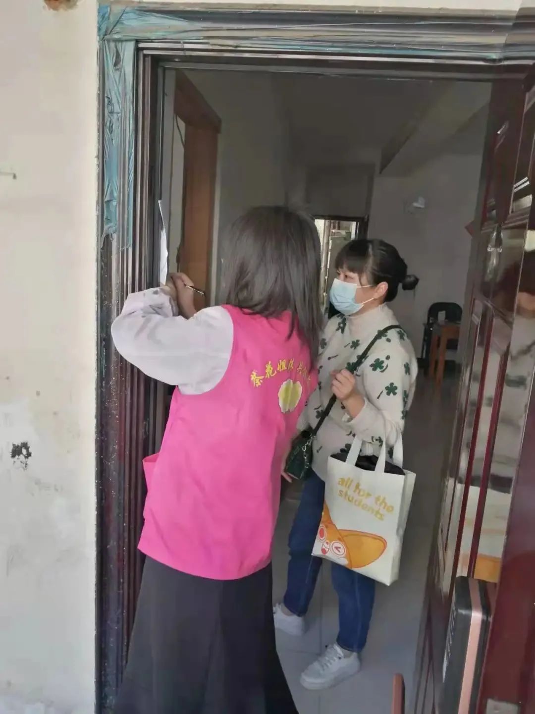 巾帼红沉下去扑上去全市一格一姐助力守好疫情防控家庭防线四