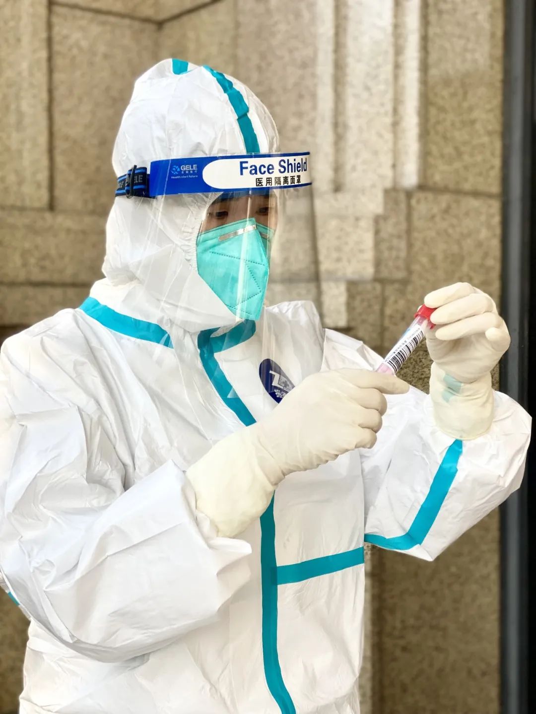 紫阳街道社区卫生服务中心妇保科副主任医师叶小琴主动请缨,积极投身