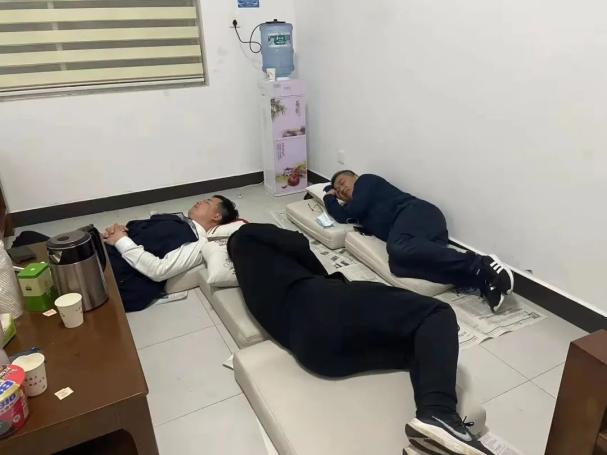 社衢州衢江区基层委主委郑海峰奋战抗疫一线,饿了吃快餐,困了和衣而卧