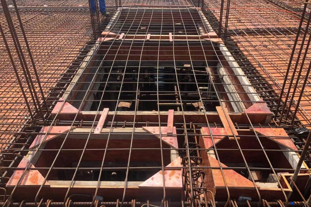 标准化的加工棚上张贴着中柬双语警示标志水平洞口全部使用预留钢筋网