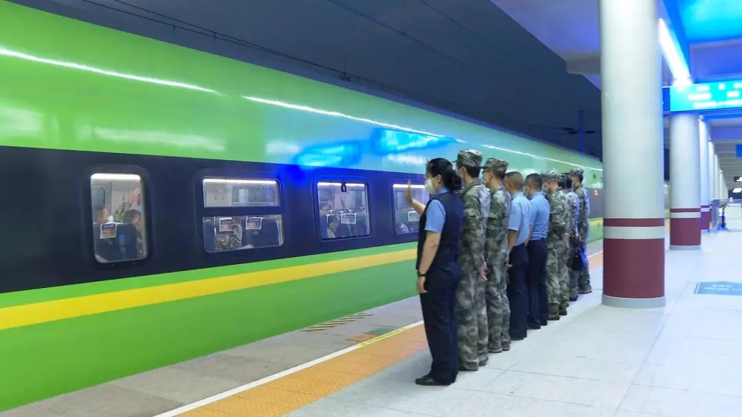坐着火车去当兵西双版纳站复兴号列车首次运送新兵