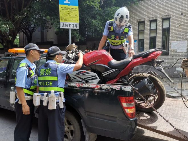 重慶交巡警嚴厲打擊摩托車炸街擾民等突出交通違法行為