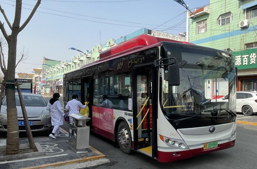 戰疫情三河公交車變身疫情保障車