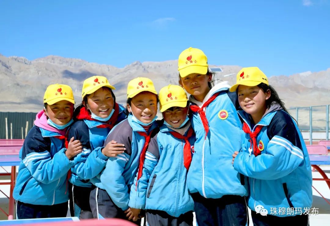 这是定日县扎果乡中心小学学生合影.