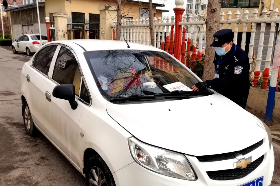 根据疫情防控工作安排,张鲁豫同志参加某小区门口劝返点执勤.