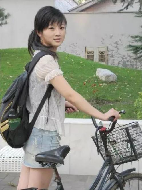 艾诚在中传上学期间的照片艾诚以传媒人的使命担当,始终践行着社会