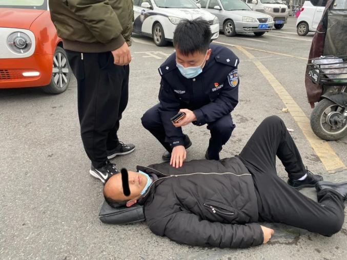 路遇男子晕倒在行人等待区川汇区公安民警紧急救助