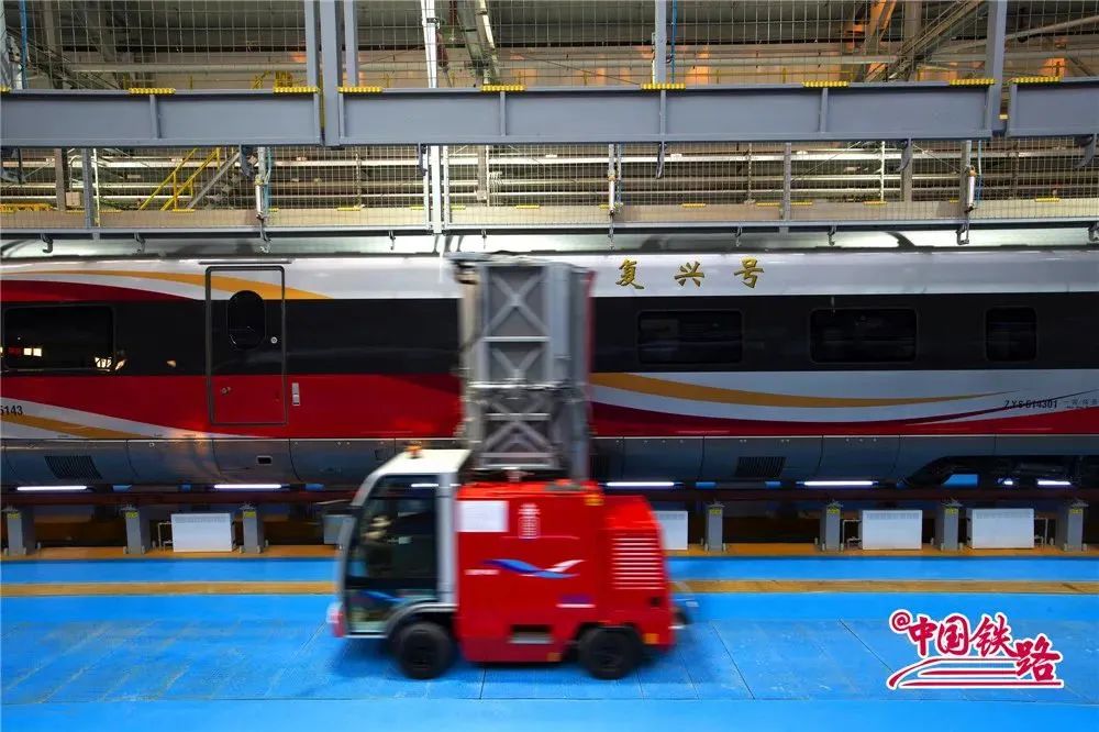 戳视频又出现了一种新型洗车设备北京动车段朝阳动车所内在中国铁路
