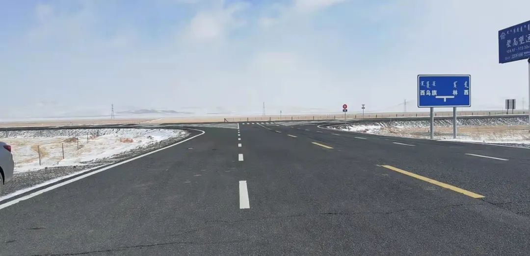 正镶白旗国道510,省道105,222能见度清晰,部分路面有少量积雪,道路