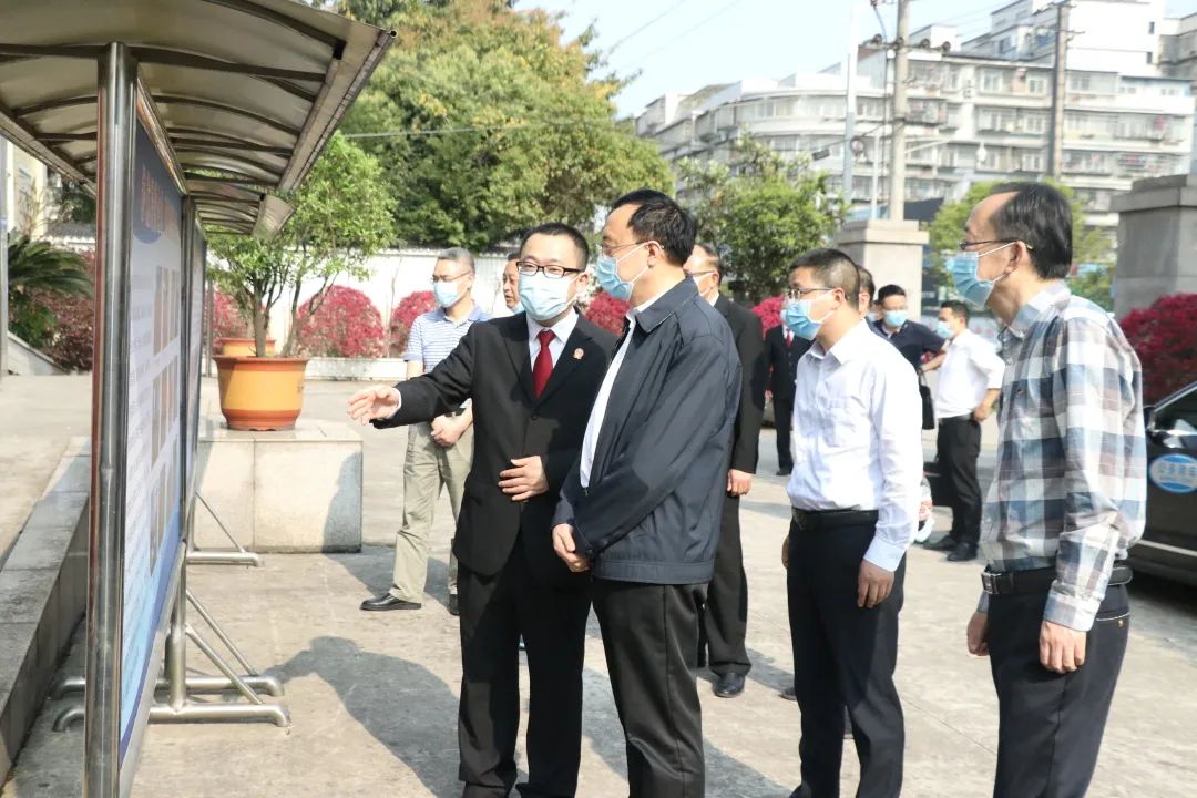 内江市人大常委会副主任曾令鹏一行调研威远县法院枫桥式法庭创建工作