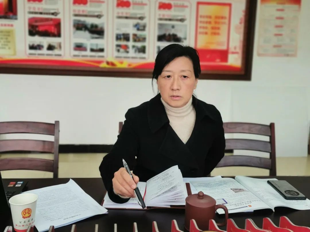 立案庭庭长肖艳娟,法官谭道全及其他与会人员结合诉前调解工作实际