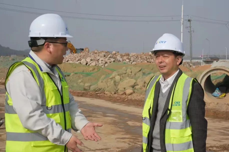 每周一次的现场办公会如期召开,服务专员肖学良正在